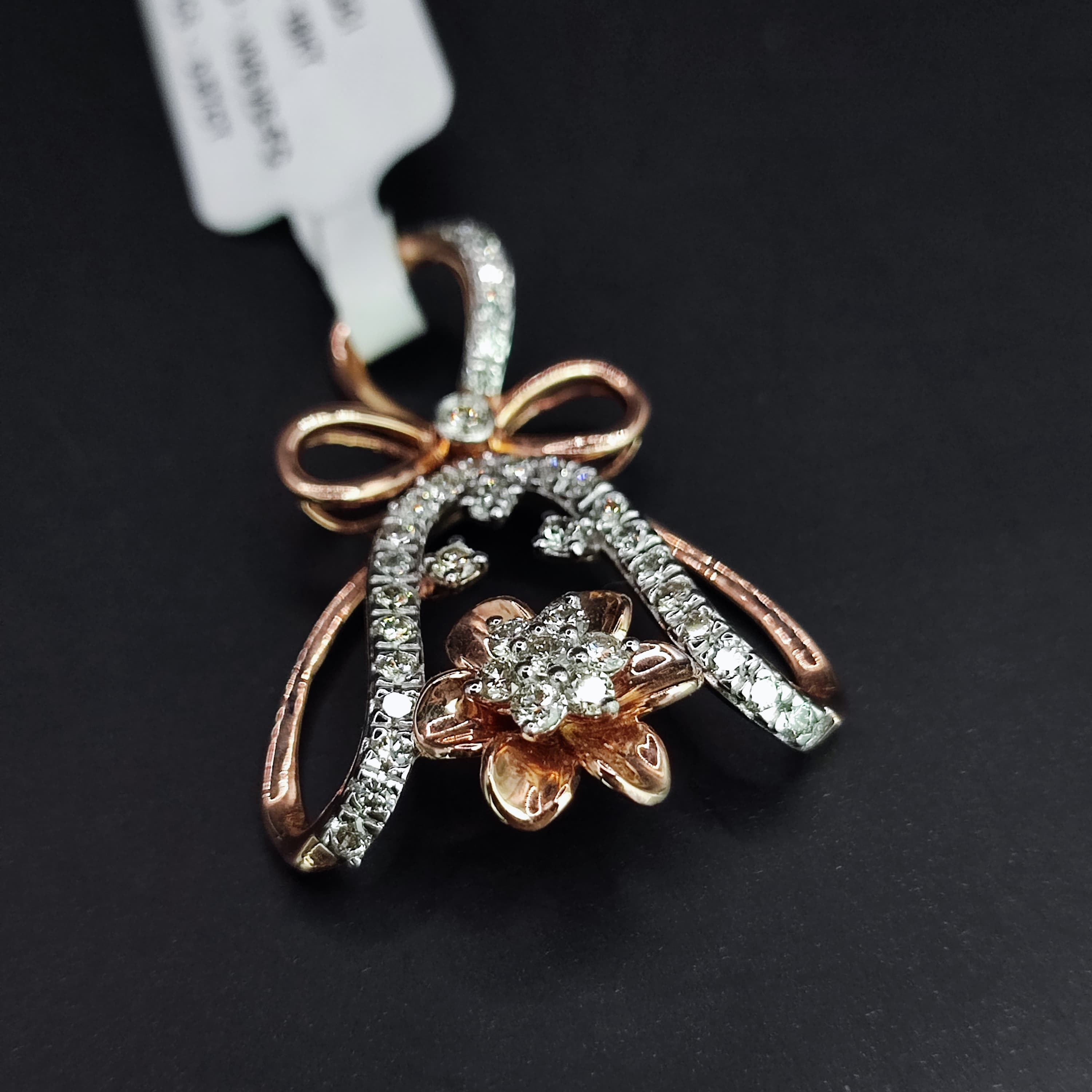 Aristocratic Aura Diamond Pendant